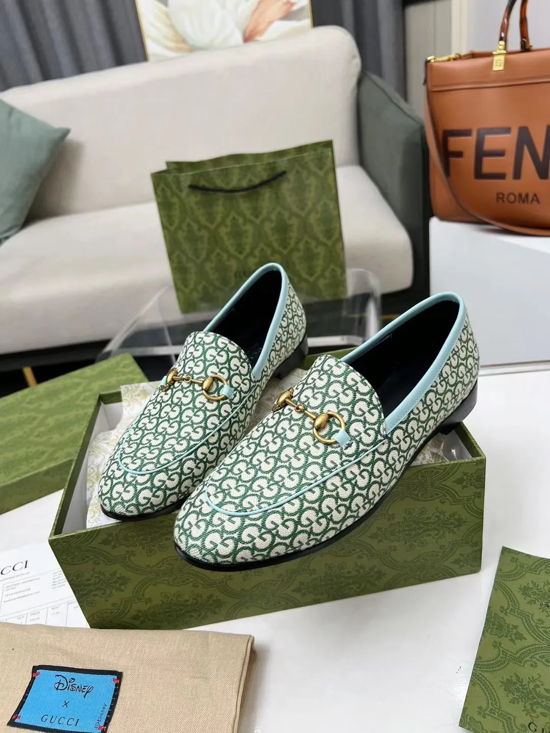 👟👟Ex-factory price 380👟👟 Genuine leather sole +50 Men +20 GUCCI latest fabric, double G side, chasing fashion, special matching, worth owning, super comfortable on the feet, generous and decent. Heel height 2Cm. Multiple colors to choose from: sizes 35-42, the picture above is a big seller. Male 38-46